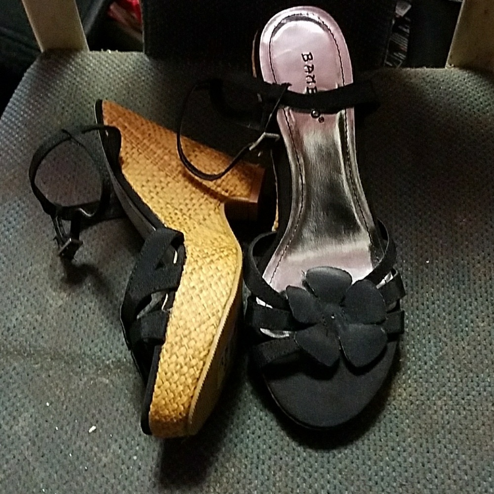 Black wedges